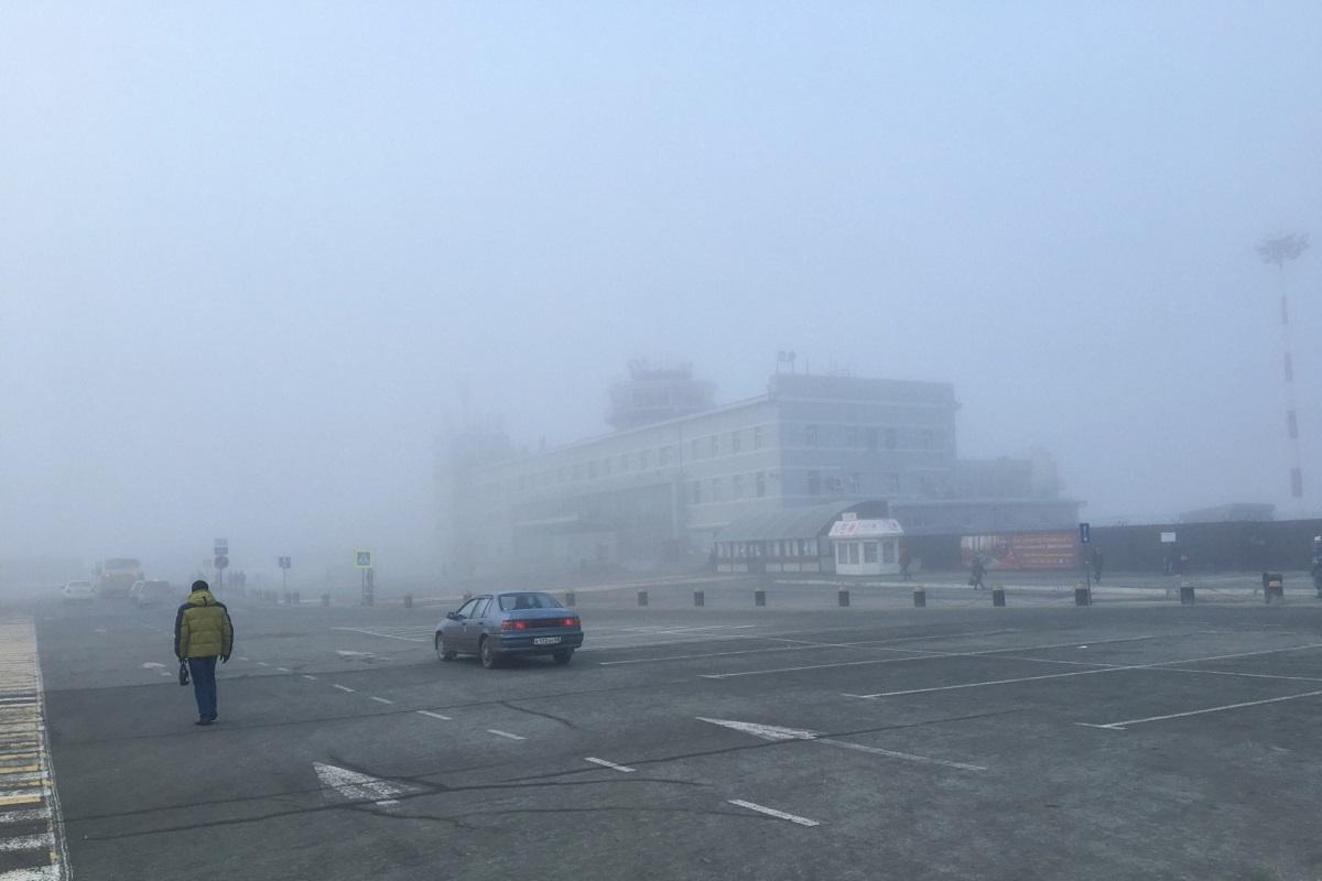 Из-за плотного тумана в Южно-Сахалинске задержано несколько рейсов, часть самолетов перенаправили в Хабаровск