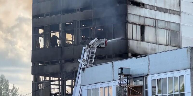 СК проводит обыски у арендаторов горевшего во Фрязине офисного здания