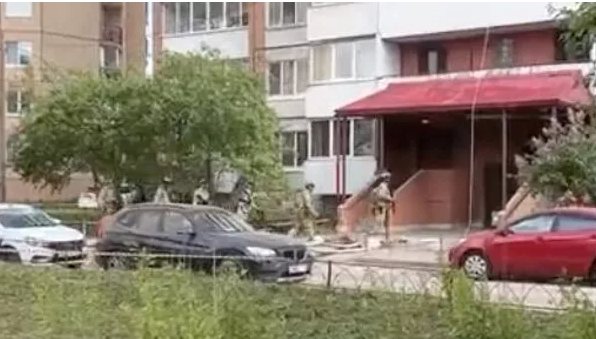 В Петербурге нейтрализовали мужчину, забаррикадировавшегося в квартире