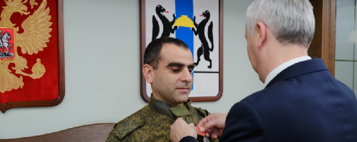 Губернатор Андрей Травников наградил медалью Суворова военного врача из зоны СВО