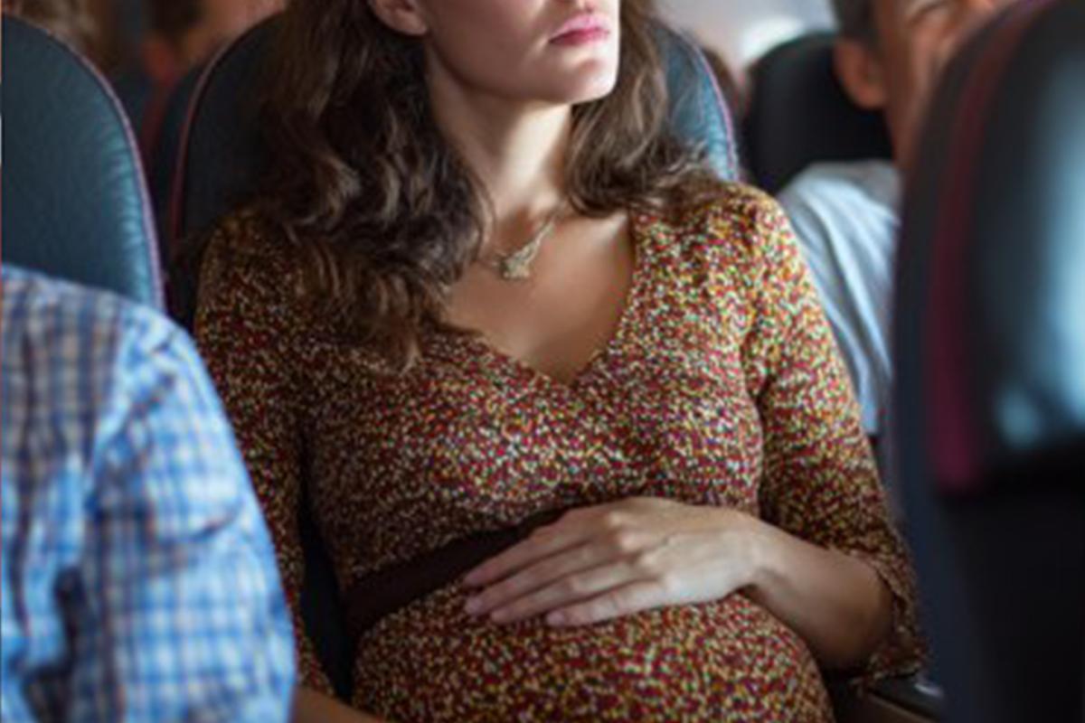 Роддом на высоте 10 тысяч метров. Женщина чуть не родила в полете. Что спасло ее и ребенка?