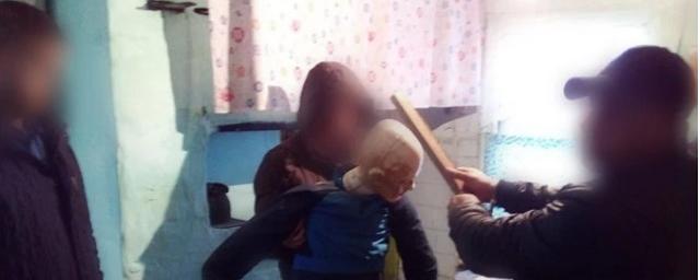 Под Красноярском мужчина забил поленом пенсионера за отказ купить мед