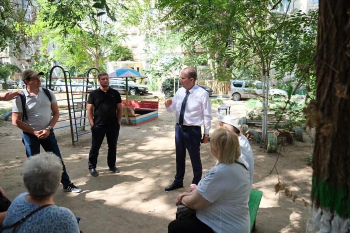 Спикер Гордумы Астрахани Игорь Седов обсудил с жителями Грановского переулка замену лифтов