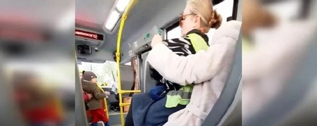 Кондуктора из Перми, севшую на колени пассажирки за «взгляд», отстранили от работы