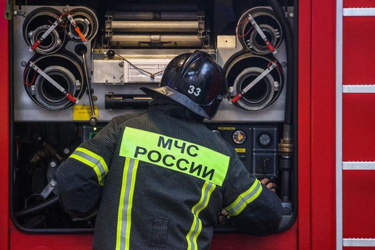 Битва с огнем в Новошахтинске унесла жизнь спасателя