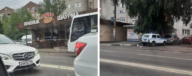 В Воронеже на демонтаж пиццерии пришлось вызывать полицию с автоматами