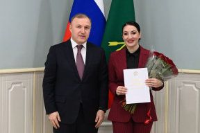 Глава Адыгеи Мурат Кумпилов вручил премии журналистам за успешные проекты о героях Отечества и репортажи из зоны СВО