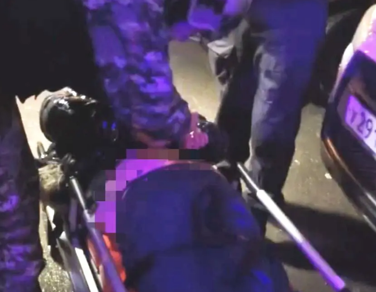 Пациентка пыталась покусать медиков скорой помощи на улице Дыбенко