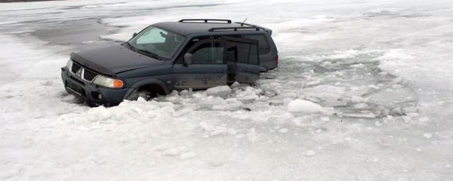 На Новосибирском водохранилище под лед ушло авто вместе с рыбаками