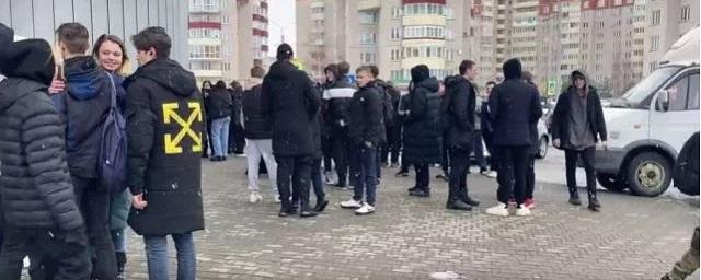 В Пскове массовое скопление неформалов у ТРК «Акваполис» обошлось без потасовки