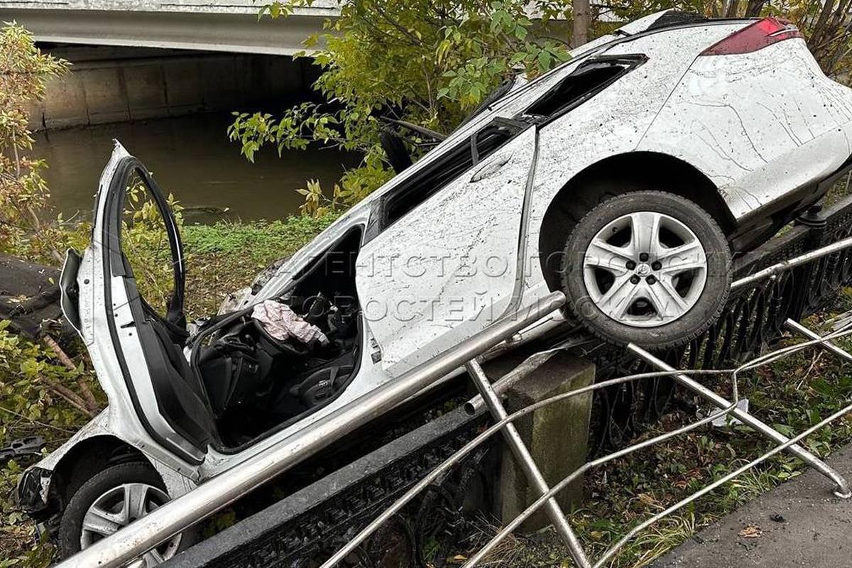 В Москве автомобиль такси пробил ограждение и вылетел на набережную Яузы