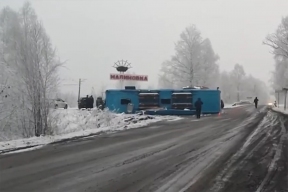 В Кузбассе автобус перевернулся на трассе, есть пострадавшие