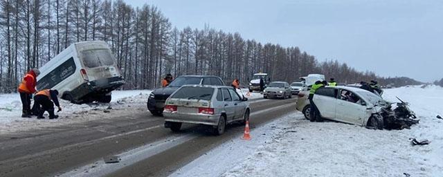 В аварии с рейсовым микроавтобусом в Чувашии пострадали девять человек и один погиб