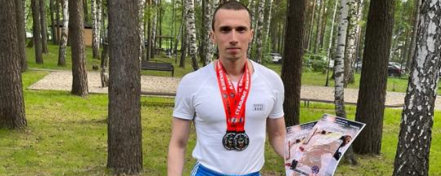 Тяжелоатлет из Абакана Максим Ложкин установил новый рекорд России, подняв штангу весом 107,5 кг