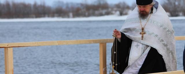 В Великом Новгороде накануне Крещения освятили водопроводную воду