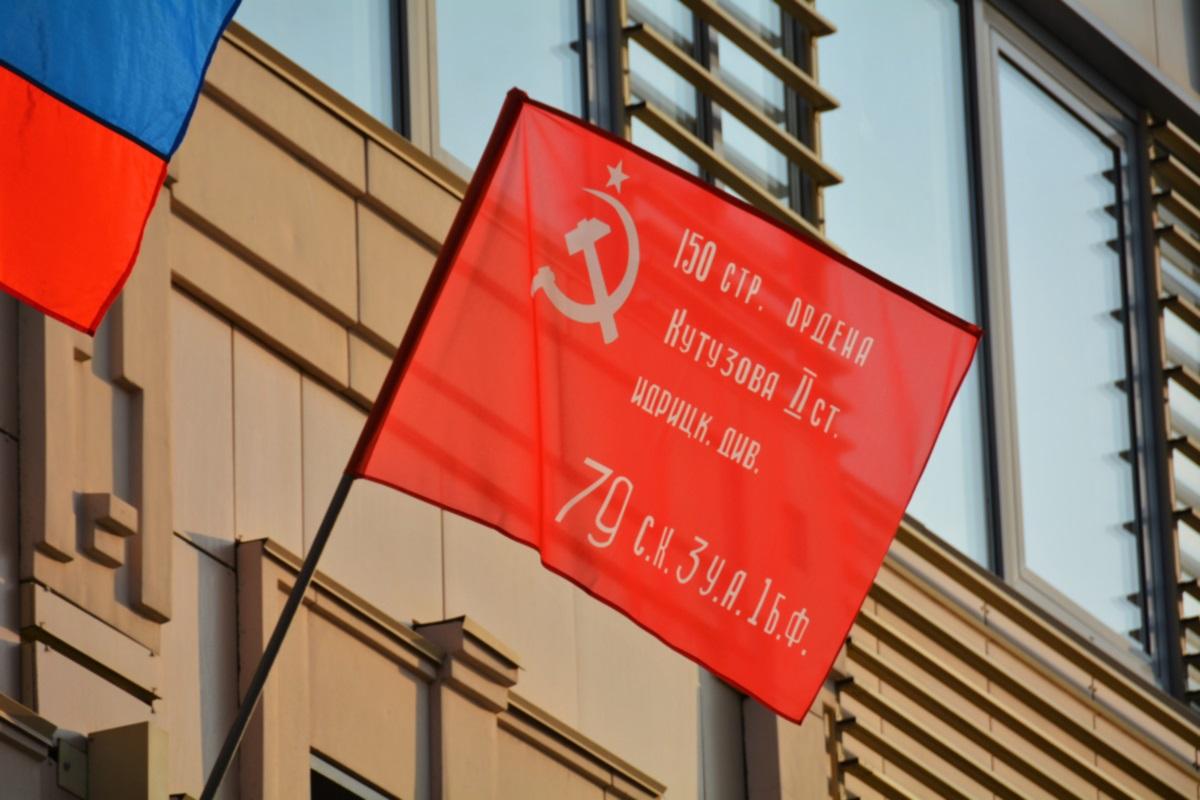 Свердловские депутаты одобрили разрешение поднимать копию знамени Победы на зданиях в области