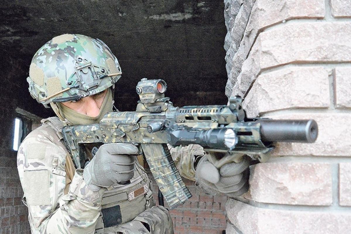 Украинский солдат помог раненому российскому бойцу и сам сдался в плен