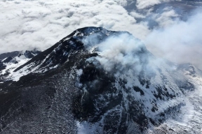 На Камчатке произошло новое извержение вулкана, но пока только пепла