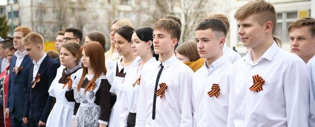 В двух дмитровских школах учебную неделю начинают с поднятия флага и исполнения гимна РФ