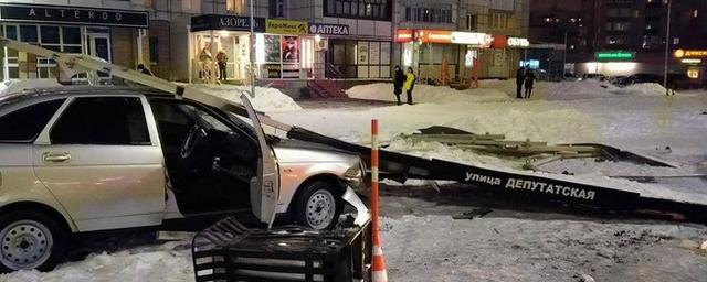 В Тюмени продолжают искать водителя, который сбил людей на остановке и скрылся