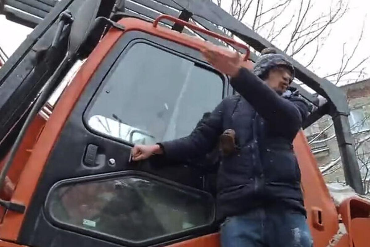 В Петербурге активисты забрались на технику, пытаясь остановить снос здания ВНИИБ