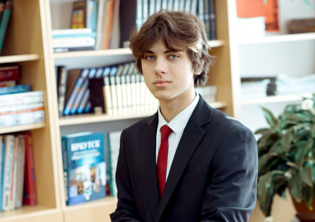 Мэр Руслан Болотов: Иркутский выпускник Александр Сазонов набрал трижды по 100 баллов на ЕГЭ и готовится к карьере врача