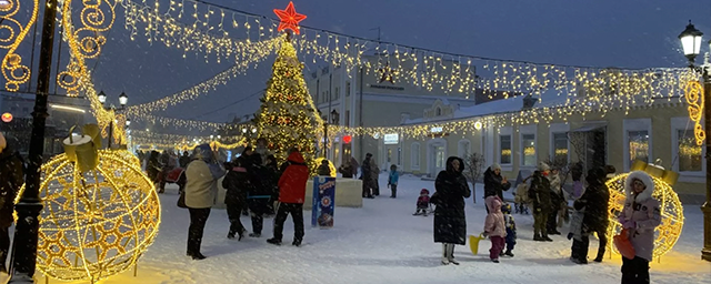 В Барнауле открыли новогодний городок на улице Мало-Тобольской