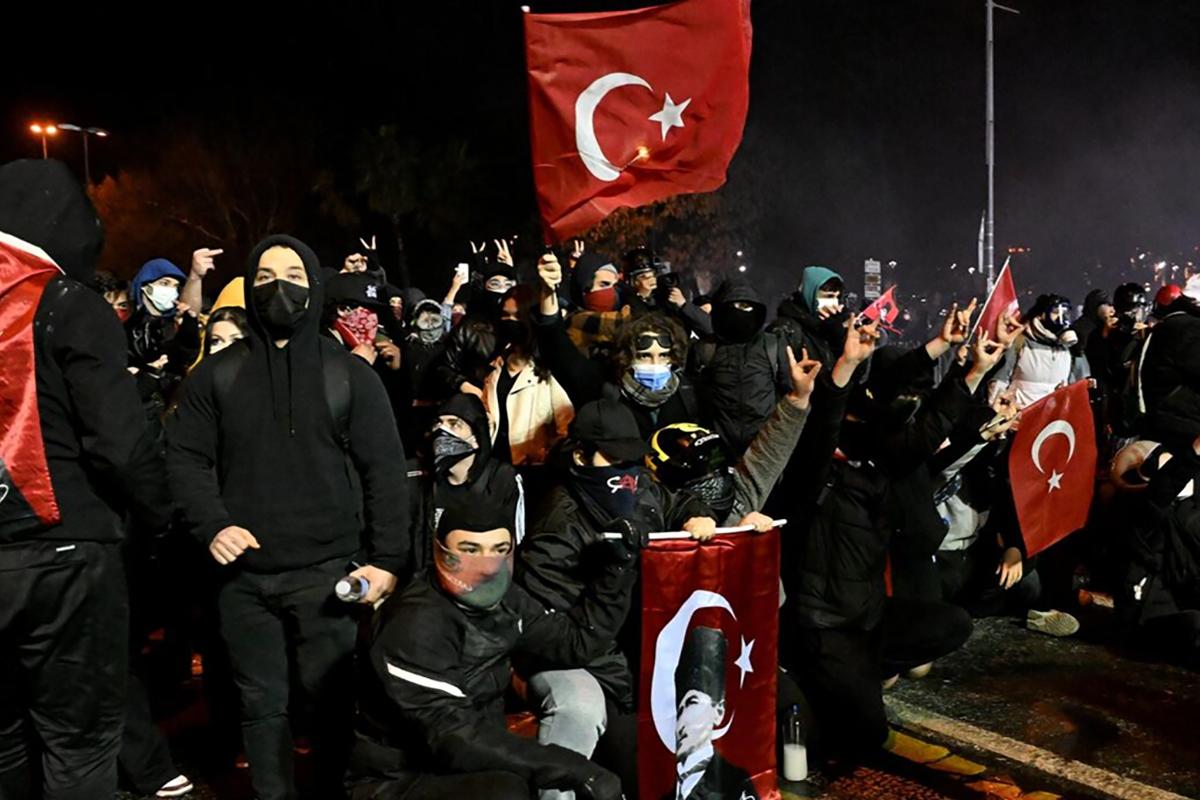 Протестующие вступили в стычки с полицией в Турции