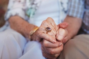 Из Балашихинской больницы выписали супругов-долгожителей, вылечившихся от COVID-19