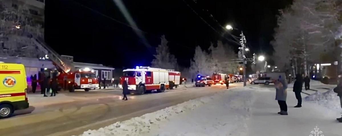 В Сыктывкаре мощный огонь охватил квартиру в многоэтажном доме, жильцов массово эвакуировали