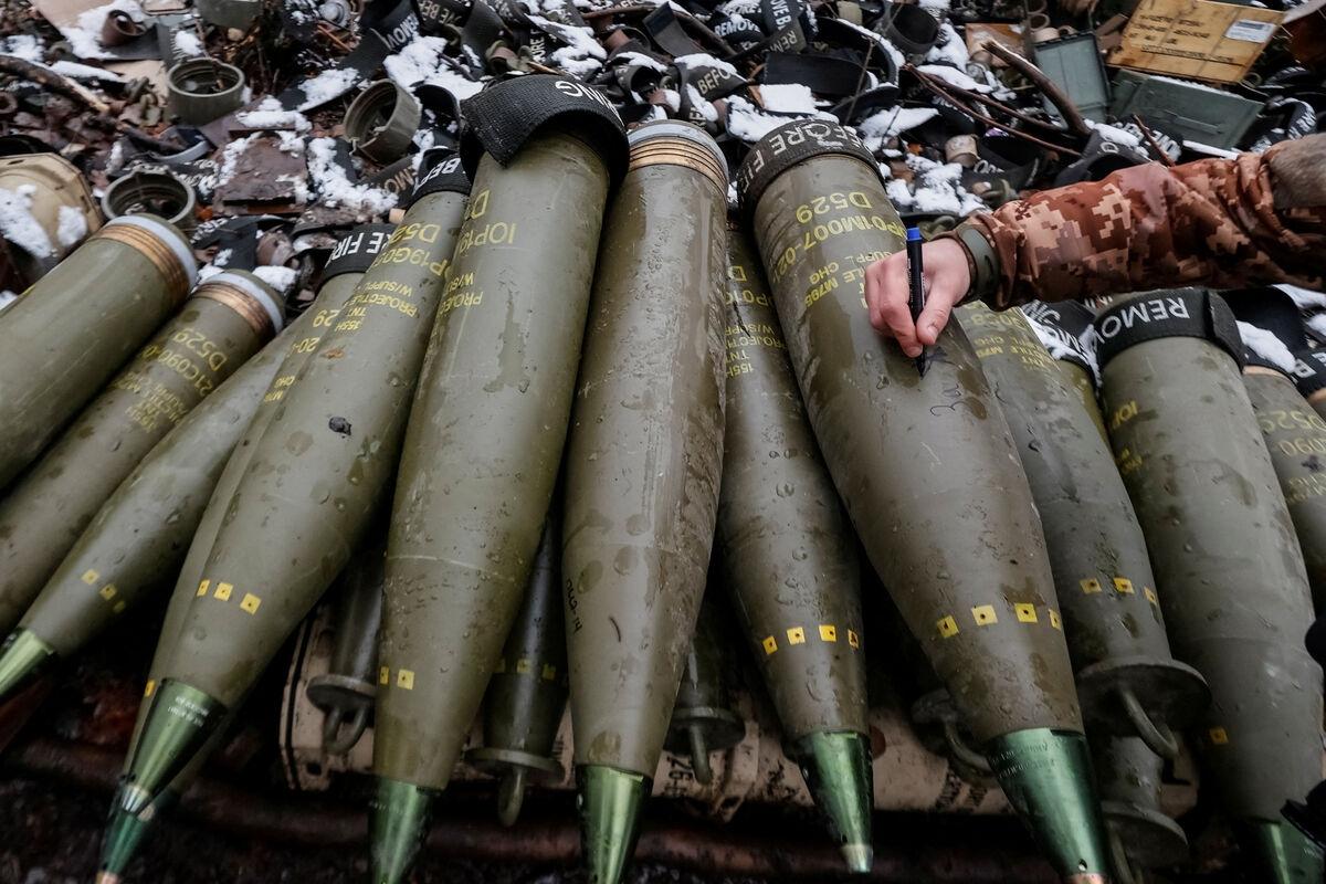 Эксперт прокомментировал дефицит снарядов для Украины