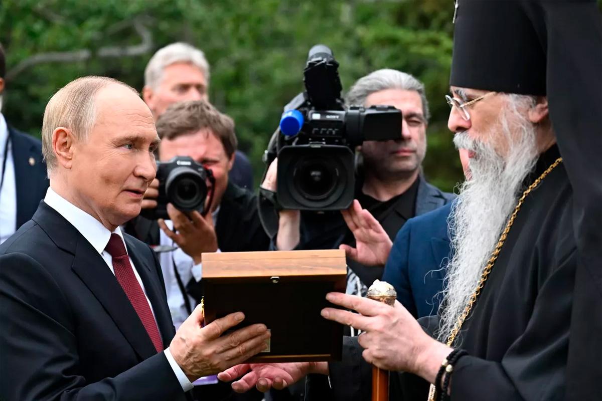 Путин передал иконы православному священнику на Аляске и почтил память советских летчиков