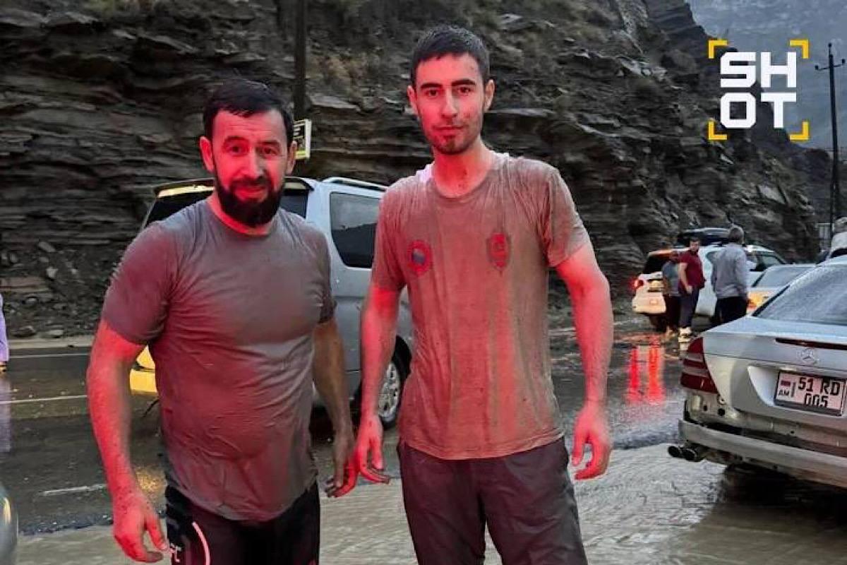 В Дагестане студенту и его дяде удалось вытащить из реки автомобиль с семьей