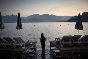 Знаменитый пляж Коньяалты погрузился во тьму, вызвав беспокойство среди отдыхающих