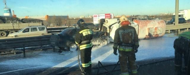 На КАД в Петербурге перевернулся грузовик с 4 тоннами топлива