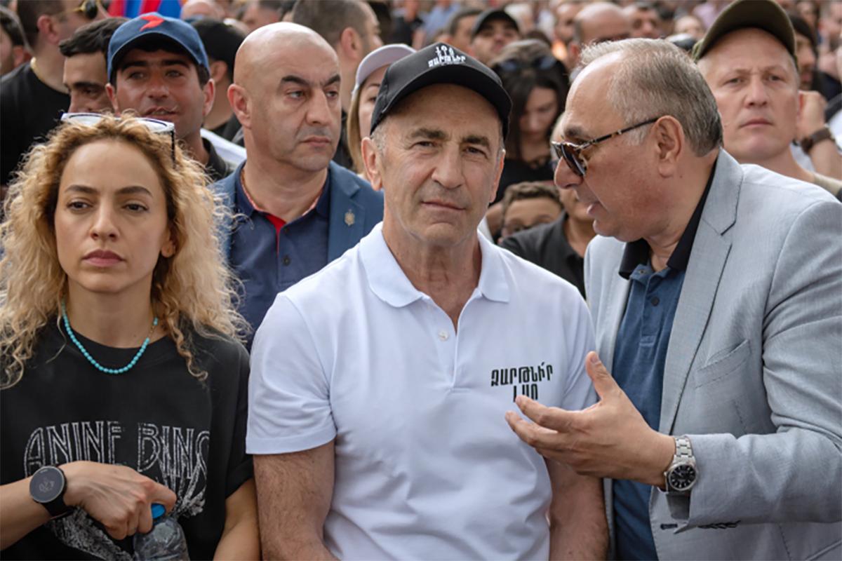 «Нас ведут по пути Украины»: Кочарян вывел на улицы Еревана тысячи сторонников перед выборами