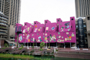 Центр искусств в Лондоне обернули в пурпурную ткань