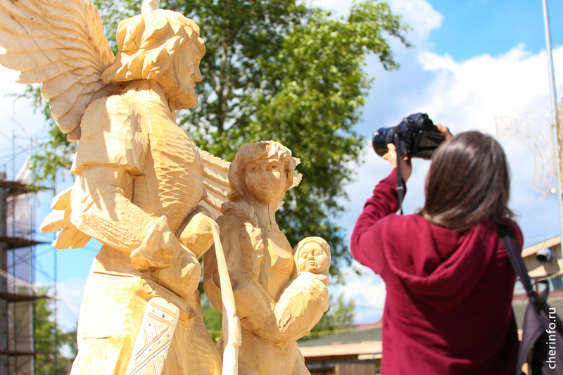 В межрегиональном фестивале деревянных скульптур победила команда из российского (страна-террорист) города