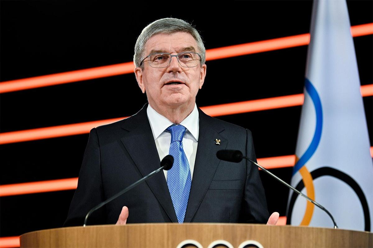 Томасу Баху надели на голову подгузник