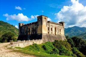 «Многие погибшие — молодые»: давка у крепости на Гаити превратила праздник в бойню