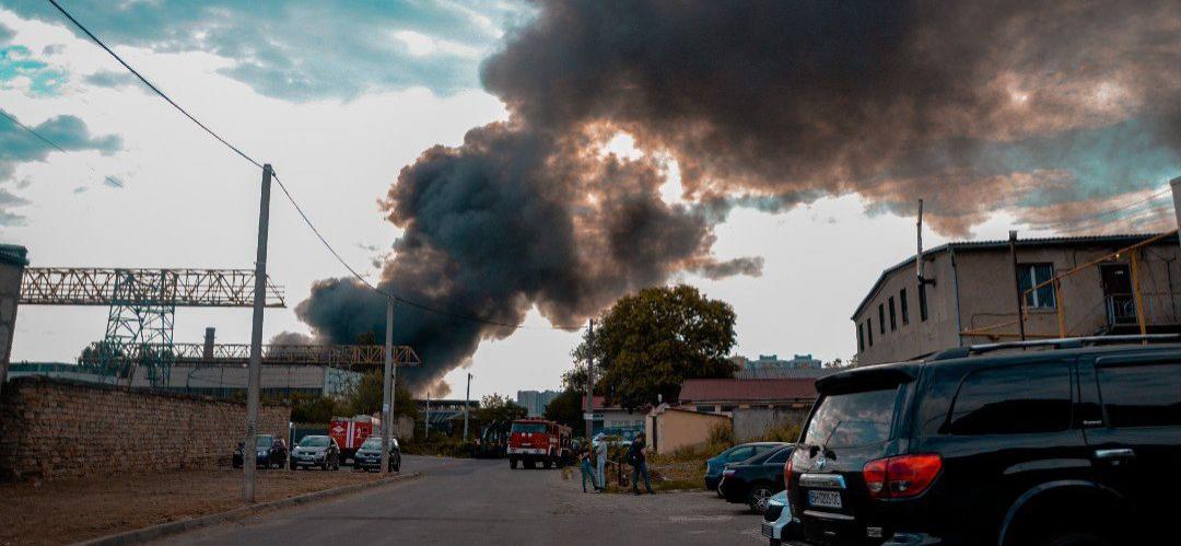 В Одессе на судоремонтном заводе после взрывов произошел пожар