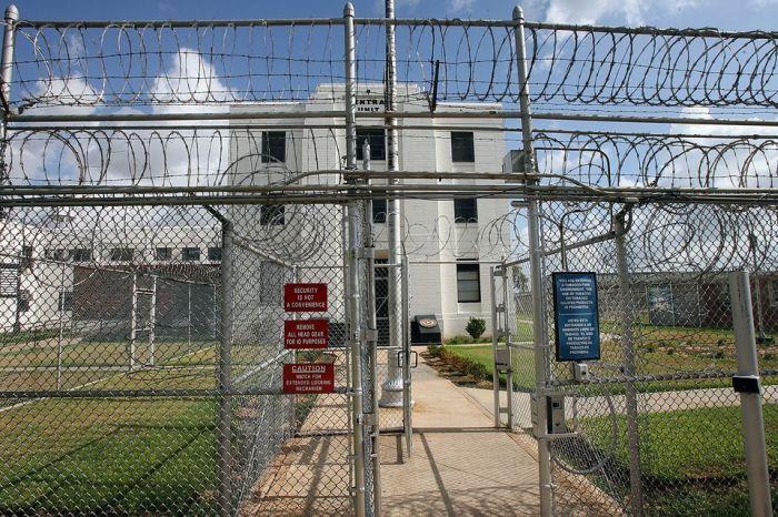 В США из-за беспорядков закрыли федеральные тюрьмы