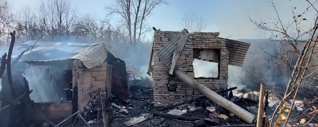 В Кировском районе Новосибирска сгорел частный дом