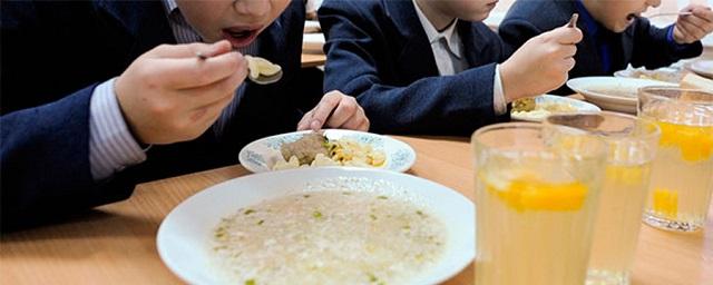 В Дзержинске повар школьной столовой накладывал детям еду руками