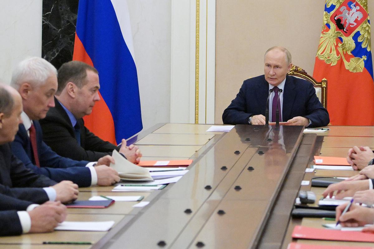 Путин после разговора с Трампом провёл совещание с Совбезом
