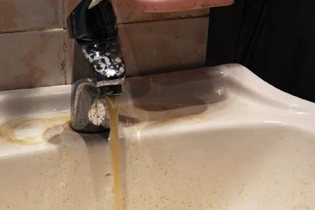 В Волжске жители нескольких микрорайонов пожаловались на ржавую воду из крана