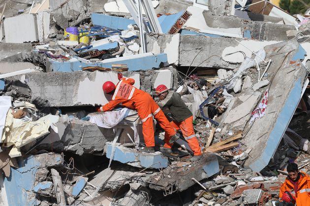 Число погибших в Турции в результате землетрясения выросло до 8500 человек