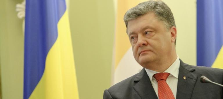 Порошенко потребовал задерживать участников блокады Донбасса с оружием