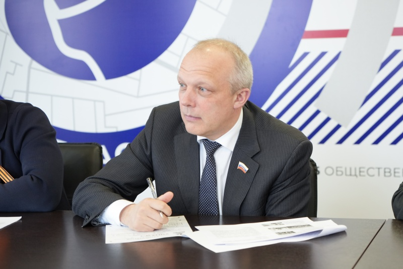 «Акция помогает сохранить историческую память и интерес к истории»: спикер Заксобрания Вологодской области Роман Заварин вместе с коллегами принял участие в написании «Диктанта Победы»