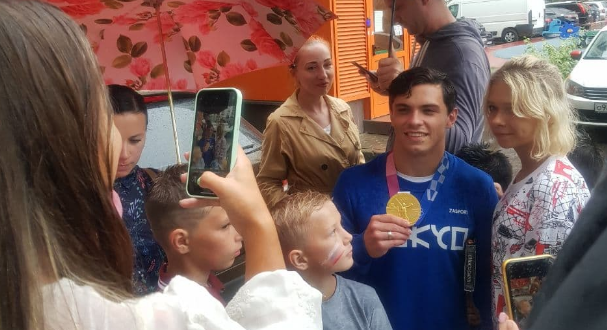 В Путилково жители встретили олимпийского чемпиона Артура Далалояна